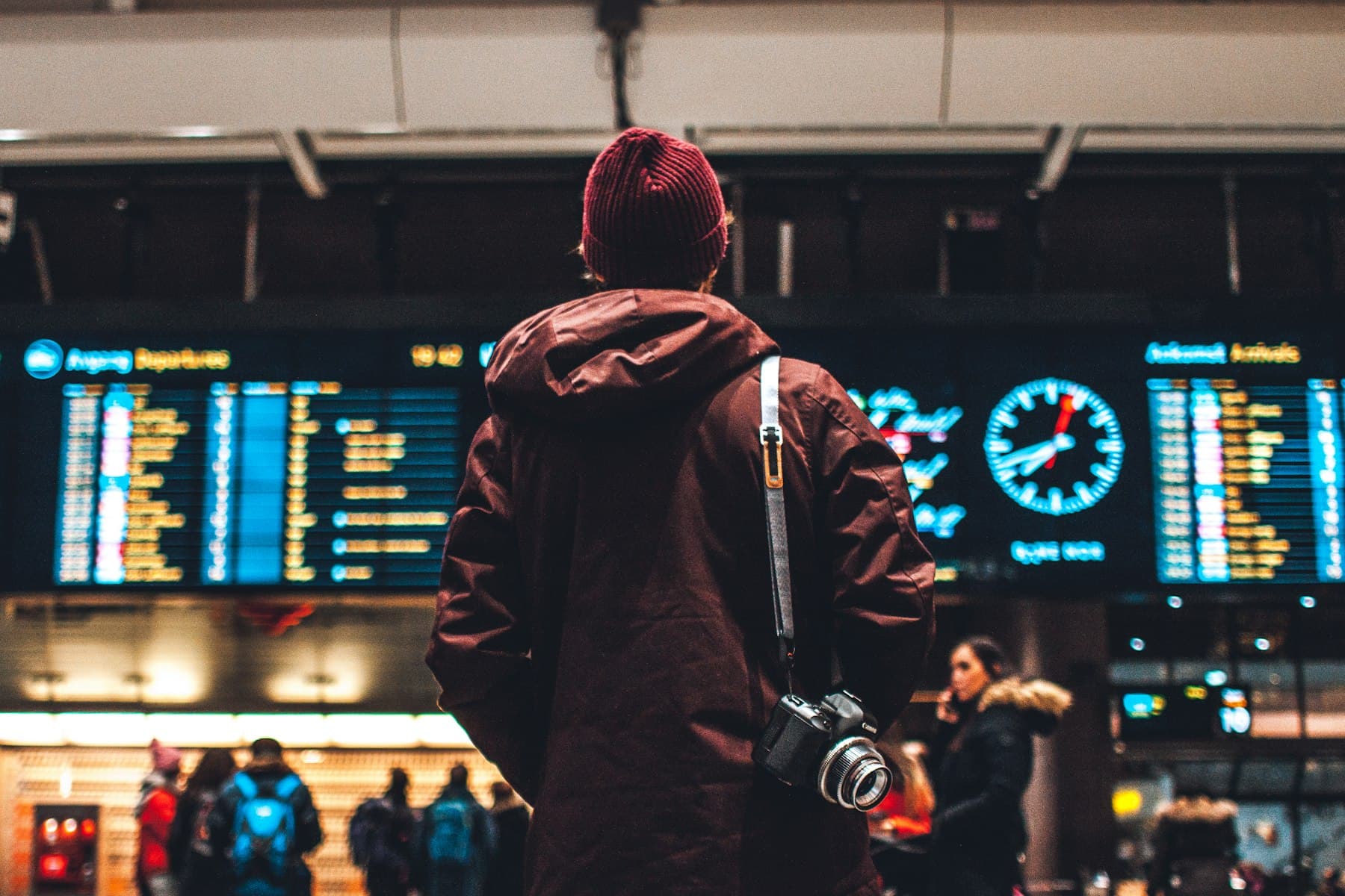 Tableau des départs dans un hall d'aéroport