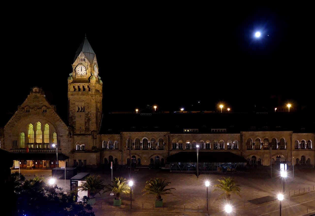 La gare de Metz-Ville illuminée de nuit