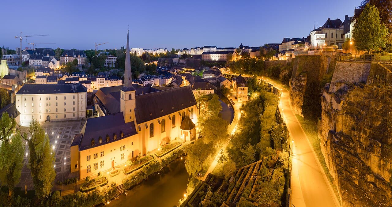 Le quartier du Grund à Luxembourg-Ville à la tombée de la nuit