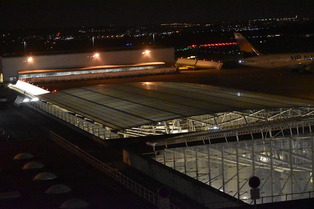 Terminal de l'aéroport Roissy-Charles de Gaulle éclairé de nuit